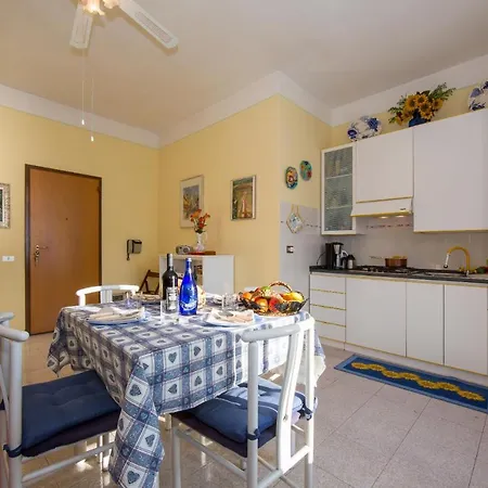Sleeps 4 Apartament